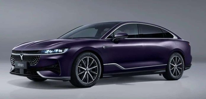 Dongfeng Voyah Zhuiguang PHEV sedan’s official images revealed, with 1,227 km range