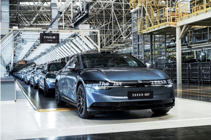 Zeekr 007 pure electric sedan with 870 km range rolled off production line, will launch on December 27