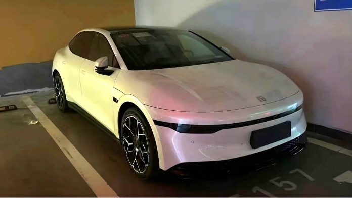 Entry-level Zeekr 007 spied in China without Zeekr Stargate panel