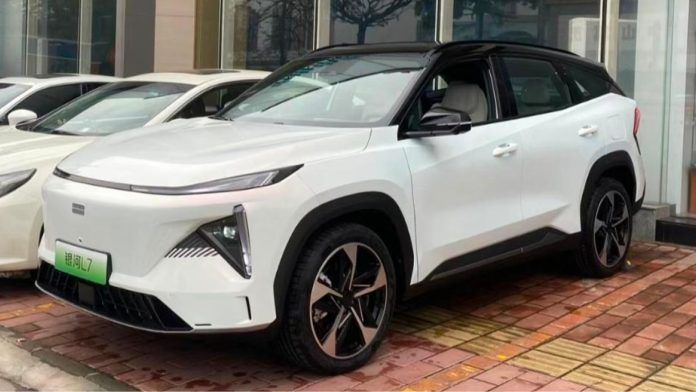 Geely Galaxy L7 PHEV SUV spotted at the dealer in China. Sales to start soon