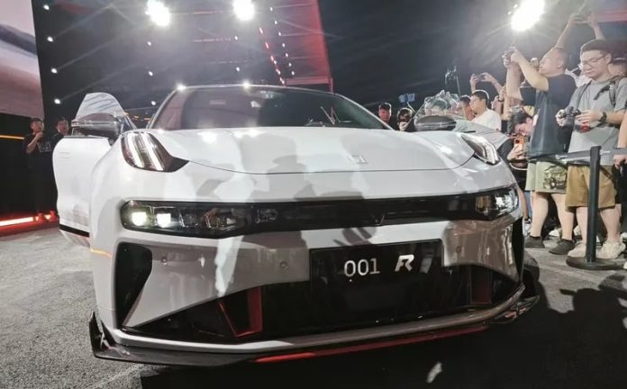 Zeekr 001 FR launched with 1,247 hp. 0-100 km/h in 2.07 seconds, can perform tank turn