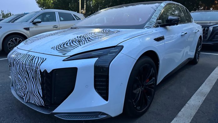 Production version Hongqi E001 spied in China. 619 hp and swappable battery