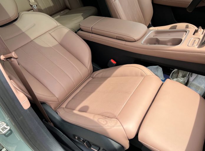 2023 Nio ES6 (EL6) unveiled a Queen seat, which can turn into a bed with one-click