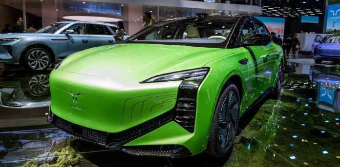 Hongqi E001 with a swappable battery debuted in Shanghai, pre-orders started