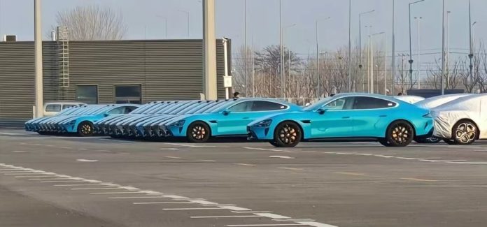 Hundreds of Xiaomi SU7s pile up in front of Beijing factory