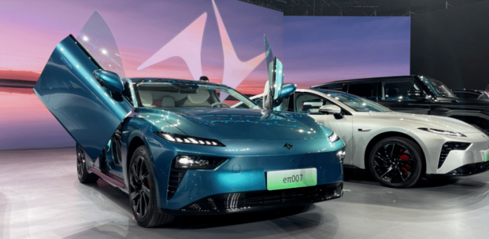 Dongfeng eπ 007 sedan starts at 22,200 USD, top trim has 563 hp and 70 kWh battery