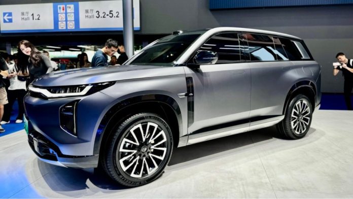 GAC Trumpchi S7 SUV revealed in China with a 2.6-meter light strip