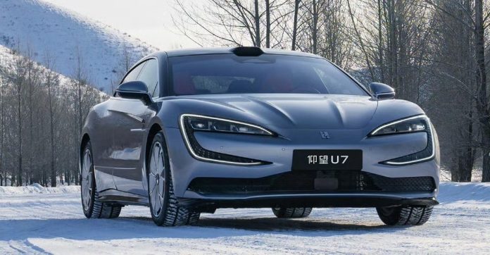 BYD’s Yangwang U7 daily driver 1,282 hp supercar solves rooftop maze via phone control [video]