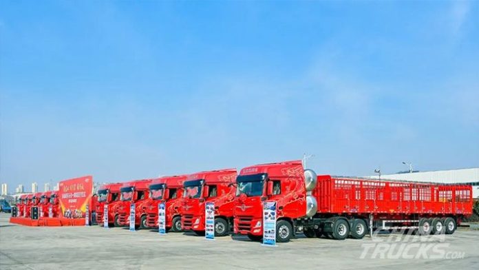 Dongfeng Commercial Vehicle Delivers Batch of Stake Semi-Trailer Trucks
