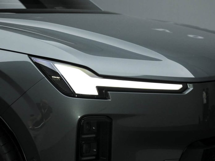 Volvo Revives XC70 Nameplate with All-New SMA Architecture