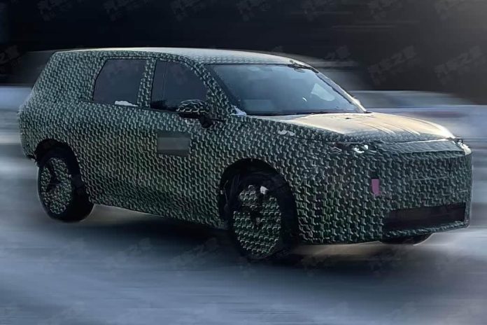 Spy Shots: Is a Long-Wheelbase Leapmotor C16 on the Way?